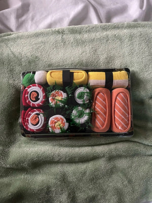 Foto de un comprador: la bandeja de calcetines de sushi sobre una manta