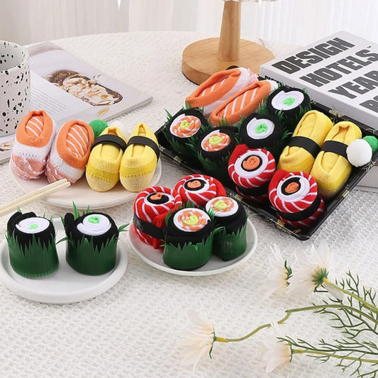 Bandeja de calcetines de sushi servida en la mesa junto a platos con piezas