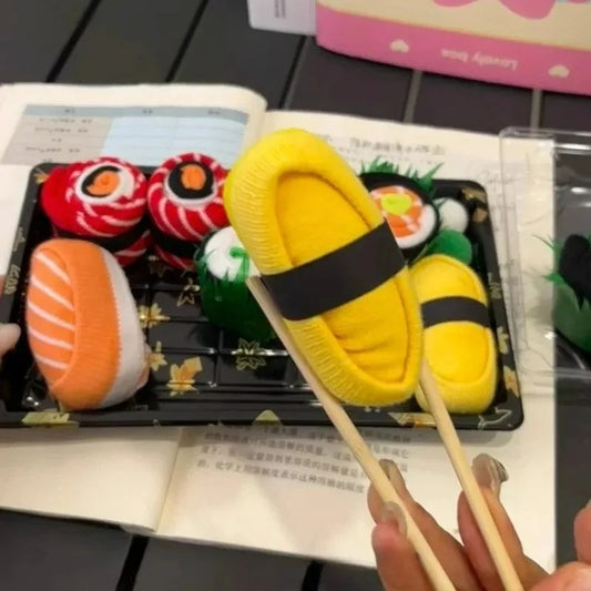 Unos palillos levantan una pieza de tamago que es un calcetín enrollado